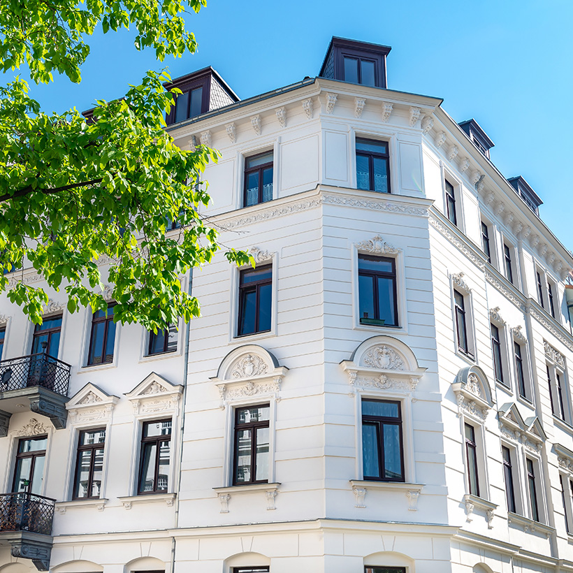 Altbau und Bäume in Deutschland